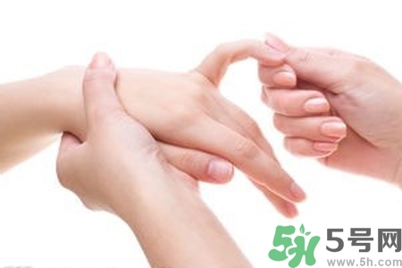 手干裂口子怎么回事？手干裂口子怎么辦？