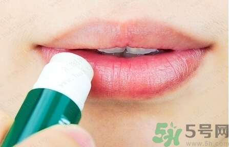 嘴唇發(fā)白是什么原因？嘴唇發(fā)白怎么調(diào)理女人