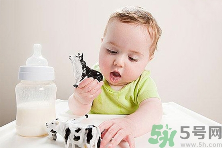 寶寶多大開始喝水？水和葡萄糖寶寶能一起喝嗎？