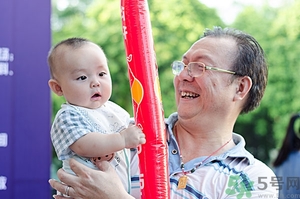 嬰兒怎么抱？嬰兒怎么抱著喂奶？
