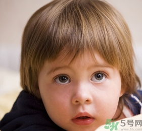 小孩皮膚黃是什么原因？小孩皮膚黃怎么辦？