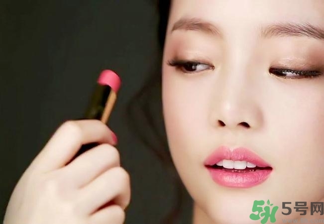 口紅怎么選適合自己的？口紅怎么涂好看？