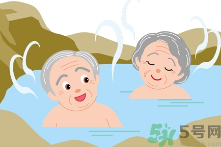 老人能泡溫泉嗎？老年人應(yīng)怎樣泡溫泉？