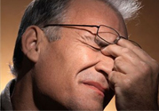 眼睛干澀是什么原因？眼睛干澀用什么眼藥水？