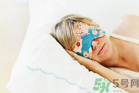 睡前喝酒有助于睡眠嗎？睡前喝酒對身體有哪些危害？