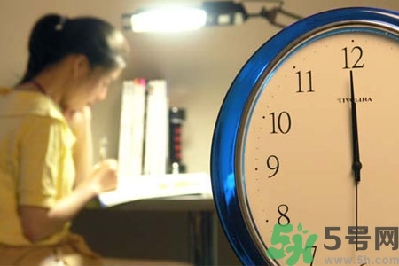 熬夜對青少年有什么影響？熬夜對青少年的危害是什么？