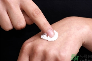 皮膚太干燥怎么辦？皮膚太干燥補(bǔ)水最好的方法如下