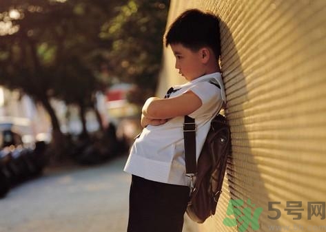 兒童性格內(nèi)向怎么辦？?jī)和愿衽囵B(yǎng)的書(shū)有哪些