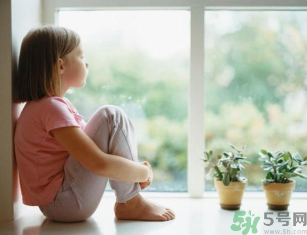 兒童性格內(nèi)向怎么辦？?jī)和愿衽囵B(yǎng)的書(shū)有哪些