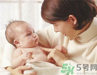 給寶寶斷奶寶寶哭的厲害怎么辦？給寶寶斷奶的正確方法
