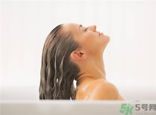 脫發(fā)用鹽水洗頭好嗎？鹽水洗頭治脫發(fā)嗎？