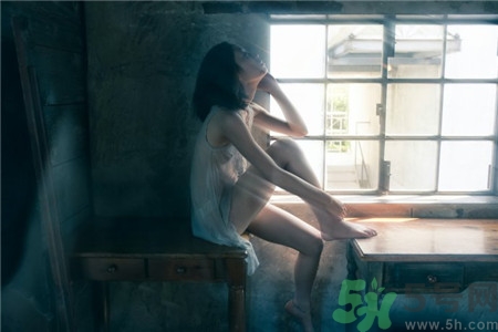 處女第一次緊張?jiān)趺崔k？處女第一次都會(huì)出血嗎？