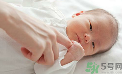 新生兒濕疹可以用爐甘石洗劑嗎？新生兒濕疹的護(hù)理措施
