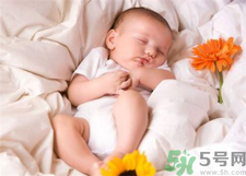 新生兒冬天蓋什么被子？新生兒蓋被子蓋到什么位置？