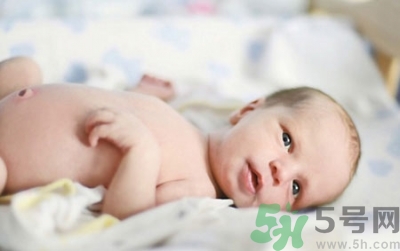 新生兒肚臍可以碰水嗎？新生兒肚臍沒脫落能洗澡嗎？