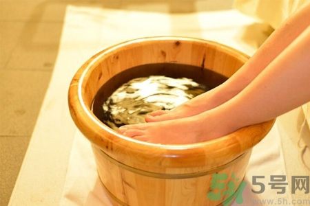 秋天泡腳加什么好？秋季泡腳有什么好處？