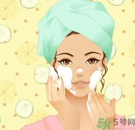 敷完面膜要用洗面奶洗臉嗎？敷完面膜可以用清水洗臉嗎？