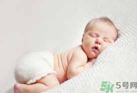 嬰兒秋天拉肚子怎么辦？秋天嬰兒拉肚子怎么辦？