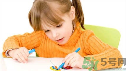 孩子左撇子怎么辦？孩子左撇子需要糾正嗎？