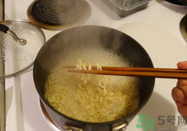 辛拉面是哪個國家的？辛拉面怎么煮好吃？