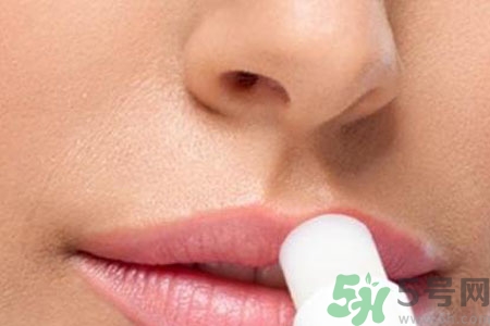 嘴巴起皮是怎么回事？嘴巴干裂起皮很疼怎么辦？