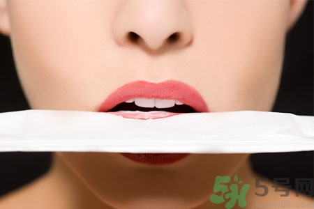 嘴巴起皮是上火了嗎？嘴巴干裂起皮是什么原因？