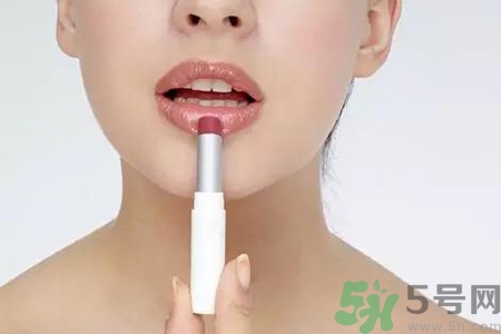 嘴巴起皮是缺什么？嘴巴起皮是缺維生素嗎？