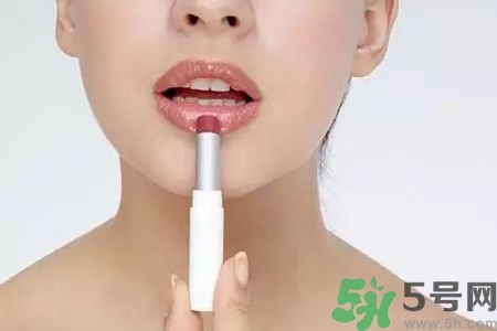 嘴巴起皮吃什么蔬菜好？嘴巴起皮吃什么好的快？