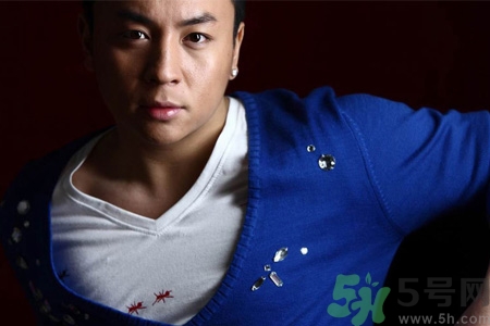 男生耳洞打哪邊比較好？男生耳洞打左邊還是右邊比較好看？