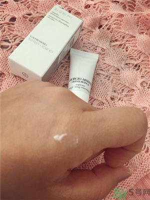 阿瑪尼黑鑰匙至臻奐顏精華乳怎么樣？阿瑪尼黑鑰匙精華乳好用嗎？