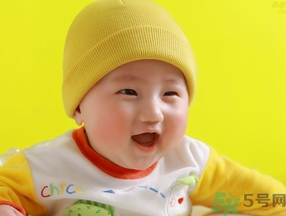 寶寶多大穿鞋子比較好？寶寶多大可以穿鞋？