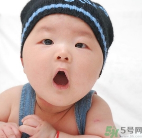 寶寶多大穿鞋子比較好？寶寶多大可以穿鞋？