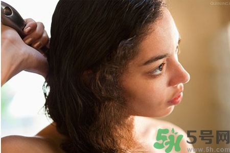 睡前能梳頭嗎？睡覺前梳頭會影響睡眠嗎？