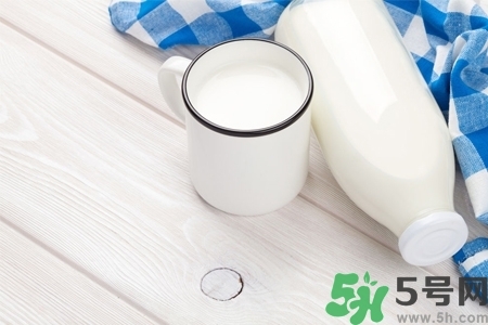 核桃奶和純牛奶哪個營養(yǎng)價值比較高？核桃奶和純牛奶的區(qū)別