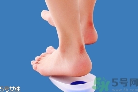 腳后跟腫是什么原因引起的？腳后跟腫怎么辦？