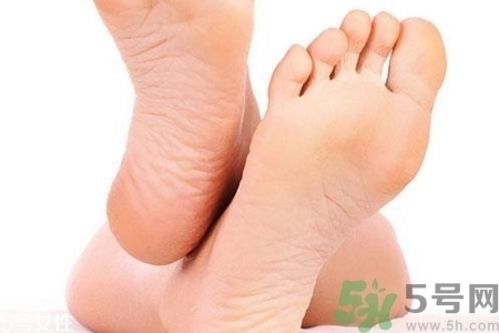 腳后跟腫是什么原因引起的？腳后跟腫怎么辦？