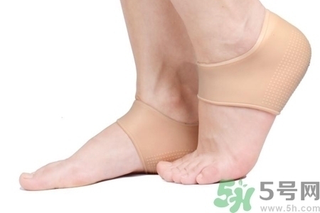 腳后跟腫是什么原因引起的？腳后跟腫怎么辦？