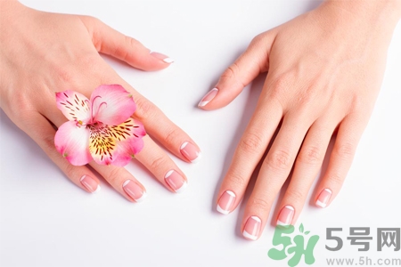 指甲變白是怎么回事？指甲發(fā)白是缺什么嗎？