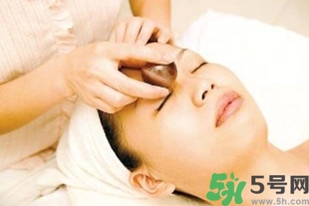 面部刮痧用什么精油好？面部精油刮痧有什么好處？