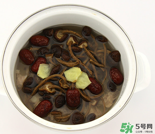 燉排骨什么時(shí)候放鹽最好？燉排骨放什么調(diào)料？