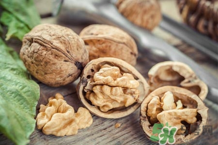 吃核桃可以喝茶嗎？吃核桃喝茶會(huì)中毒嗎？