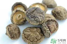 干香菇和鮮香菇的區(qū)別？干香菇和鮮香菇哪個(gè)好？