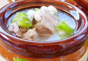 排骨湯為什么是白色的？排骨湯怎么熬成乳白色的？