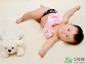冬天出生的寶寶穿什么衣服？冬天出生的寶寶要準備什么衣服？
