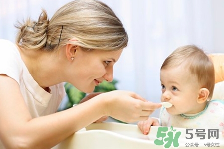 什么時(shí)候給寶寶添加輔食合適？寶寶輔食添加時(shí)間表