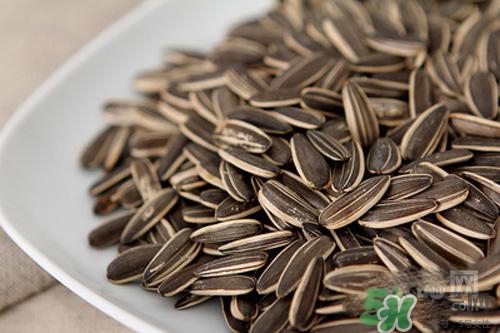 南瓜子和葵花籽哪個好？南瓜子和葵花籽區(qū)別？