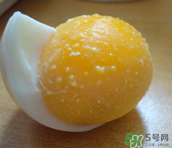 熟雞蛋滾臉有什么好處？熟雞蛋滾臉能吸毒素嗎？