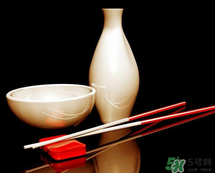 白酒可以帶上飛機嗎？飛機可以托運白酒嗎？