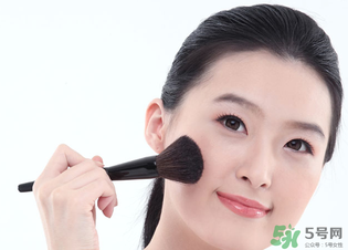 冬天化妝起皮怎么辦？冬天化妝臉干怎么辦？