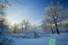 下雪天開(kāi)車(chē)容易打滑嗎？下雪天開(kāi)車(chē)怎么防滑？